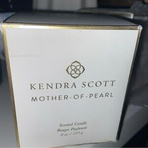 Kendra Scott Luxurious Scented Candle Mother of pearl new in box!